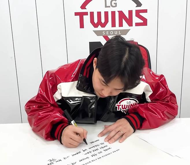 2023년 성대결절 수술을 받은 임찬규가 LG와의 자유계약선수(FA) 계약을 마친 뒤 소감을 스케치북에 적고 있는 모습. LG 제공
