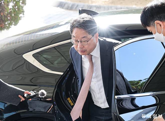 노만석 검찰총장 직무대행이 14일 오전 서울 서초구 대검찰청에서 열린 비공개 퇴임식에 참석하기 위해 하차하고 있다. 이한결 기자 always@donga.com