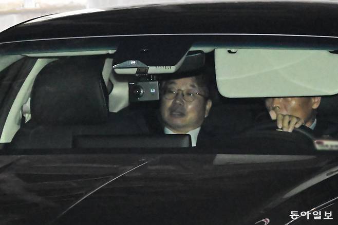 대장동 사건 항소 포기 여파로 사의를 표명한 노만석 검찰총장 직무대행이 12일 오후 서울 서초구 대검찰청 지하 주차장에서 빠져나가고 있다. 이한결 기자 always@donga.com