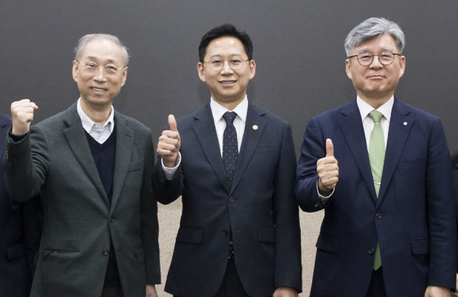 13일 과학기술정보통신부가 KIST를 방문해 산·학·연 전문가들과 과학기술AI 간담회를 가진 자리에 참여한 (왼쪽부터) 권인소 KAIST 교수, 배경훈 부총리 겸 과학기술정보통신부 장관, 오상록 KIST 원장. 과기정통부 제공