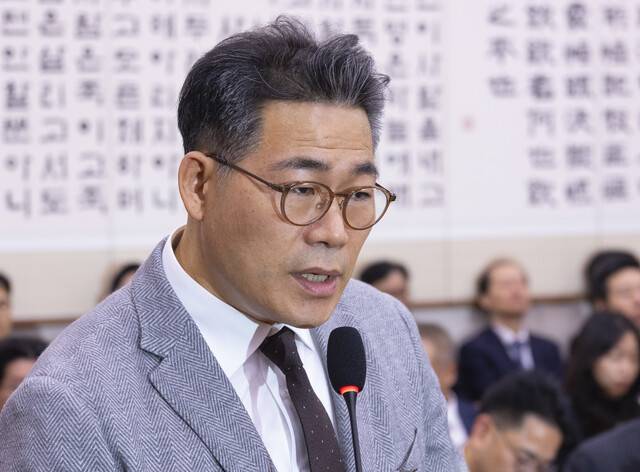 백해룡 경정이 지난달 27일 서울 여의도 국회 법제사법위원회에서 열린 2025년 국정감사에서 의원 질의에 답하고 있다. 연합뉴스