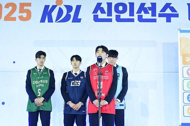 전체 1순위로 안양 정관장 유니폼을 입은 고려대 문유현(붉은 유니폼). 한국농구연맹 제공