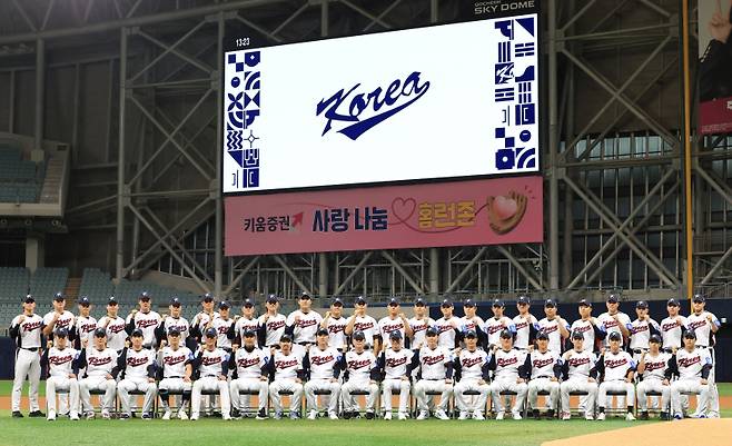 <yonhap photo-3825="">(서울=연합뉴스) 최재구 기자 = 대한민국 야구 국가대표 선수단이 4일 서울 고척스카이돔에서 훈련에 앞서 사진 촬영을 하고 있다. <저작권자 ⓒ 1980-2025 ㈜연합뉴스. 무단 전재 재배포 금지, AI 학습 및 활용 금지></yonhap>