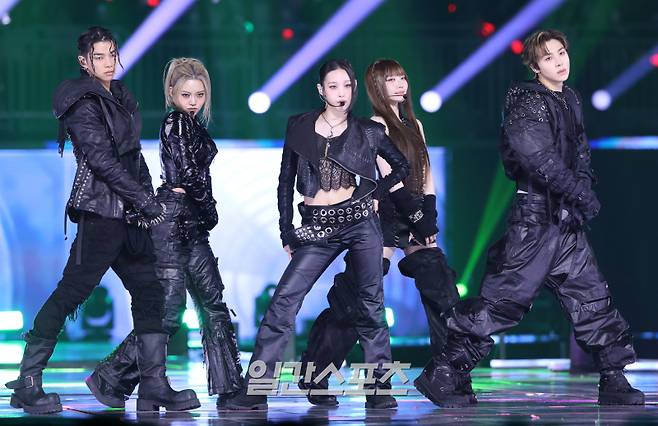 ‘2025 코리아 그랜드 뮤직 어워즈 with iM뱅크’(2025 KGMA) 첫날 아티스트데이가 14일 오후 인천 영종도 인스파이어 아레나에서 펼쳐졌다. 그룹 올데이프로젝트가 공연을 펼치고 있다. KGMA는 한 해 동안 국내외 팬들에게 많은 사랑을 받은 K팝 아티스트와 작품들을 조명해 차별화된 콘텐츠를 선보이는 K팝 축제다. 올해는 KGMA 조직위원회와 크리에이터링, 디오디가 공동 주관하며, 인천광역시와 인천관광공사가 후원한다. 타이틀 스폰서로는 iM뱅크가 함께한다. 2025 KGMA는 KT ENA가 주관 방송사로 참여하며, 틱톡라이브를 통해 일본, 중국을 제외한 국내 및 글로벌에 생중계된다. 일본에서는 훌루 재팬을 통해 실시간으로 볼 수 있다. 영종도(인천)=KGMA특별취재단/2025.11.14./