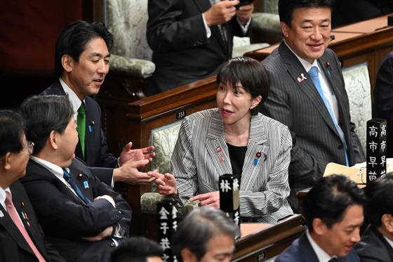 지난 4일 다카이치 사나에 일본 총리가 국회에 출석해 내각 멤버들과 대화를 나누고 있다.AFP=연합뉴스