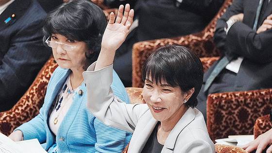 지난 10일 다카이치 사나에 일본 총리가 국회에 출석해 답변을 하고 있다. 왼쪽은 가타야마 사쓰키 재무상.AFP=연합뉴스