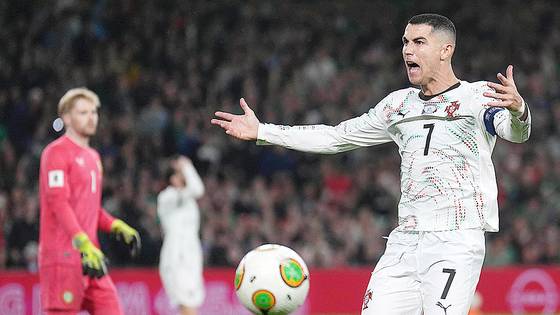 포르투갈 축구대표팀 크리스티누 호날두(오른쪽)가 북중미월드컵 유럽예선 아일랜드전에서 어리석은 퇴장을 당하며 경기를 망쳤다. AP=연합뉴스