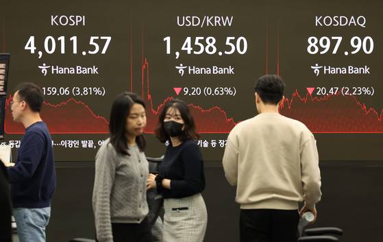 코스피가 뉴욕증시 급락 여파로 3% 이상 하락한 14일 서울 중구 하나은행 본점 딜링룸 현황판에 코스피 지수가 표시돼 있다. 연합뉴스.