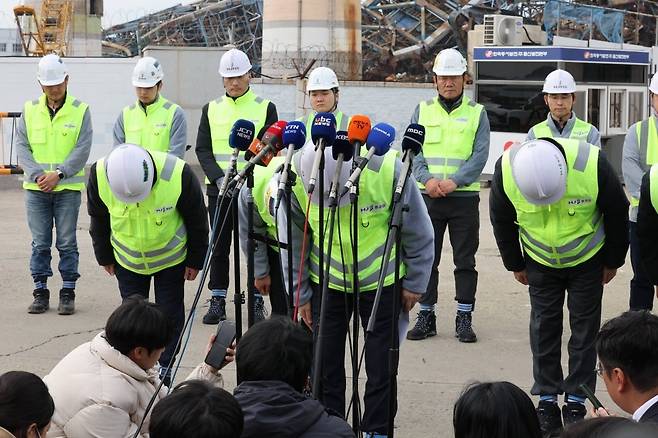 지난 13일 오전 HJ중공업 김완석 대표(앞줄 가운데)와 임원진이 발전소 후문 앞에서 사고 후 처음으로 고개 숙여 사과하고 있다. /사진=연합뉴스