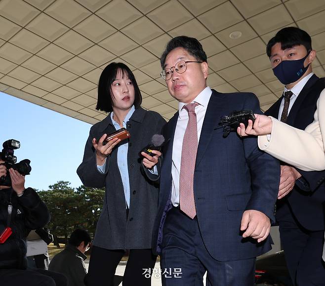 노만석 검찰총장 대행이 14일 서울 서초구 대검찰청에 퇴임식을 위해 걸어가고 있다. 정효진 기자