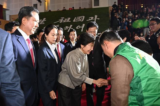 박근혜 전 대통령이 14일 경북 구미시 복합스포츠센터에서 열린 '박정희 대통령 탄신 108돌 문화행사'에서 참석자들과 인사를 하고 있다. 2025.11.14 / 사진=연합뉴스