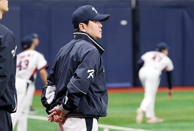 류지현 한국야구대표팀 감독이 11일 서울 고척스카이돔에서 선수들의 훈련을 지켜보고 있다. 야구대표팀은 오는 15일과 16일 일본 도쿄돔에서 일본 대표팀과 평가전을 치를 예정이다. 사진=연합뉴스
