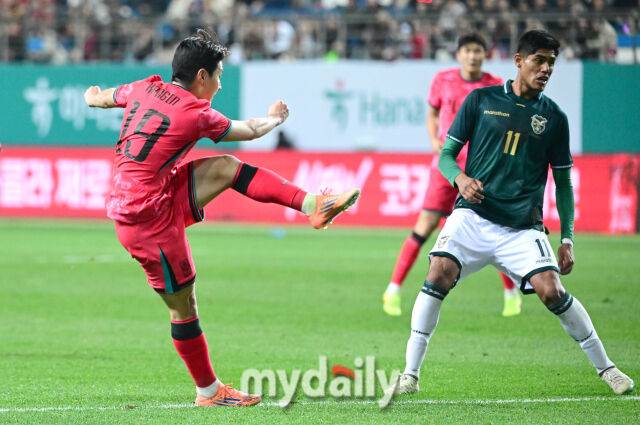 2025년 11월 14일 오후 대전월드컵경기장에서 대한민국과 볼리비아의 친선경기가 열렸다.이강인이 슛을 하고 있다./대전월드컵경기장=유진형 기자