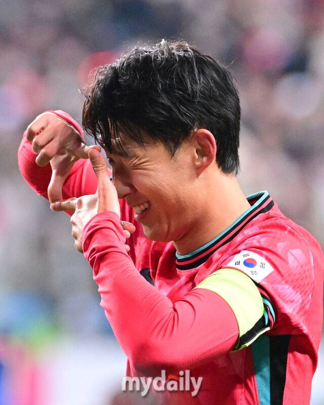 2025년 11월 14일 오후 대전월드컵경기장에서 대한민국과 볼리비아의 친선경기가 열렸다.손흥민이 후반전 골을 넣고 세리머니를 하고 있다./대전월드컵경기장=유진형 기자