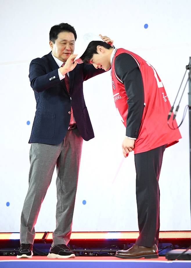 정관장 유도훈 감독과 문유현. KBL 제공