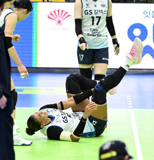 얼마나 열심히 뛰었으면...다리에 쥐가 나 코트에 쓰러진 실바