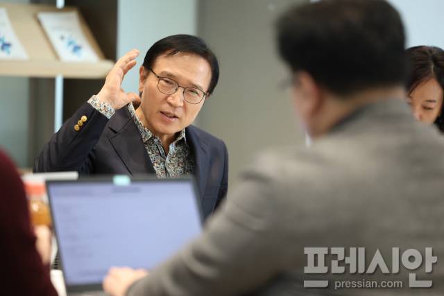▲14일 임태희 경기도교육감이 대학수학능력시험에서의 영어듣기평가 폐지의 필요성을 설명하고 있다. ⓒ경기도교육청