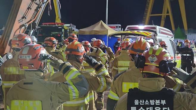 14일 울산화력발전소 보일러 타워 붕괴 사고 현장에서 구조대원들이 마지막으로 수습된 희생자를 향해 경례하고 있다. 울산소방본부