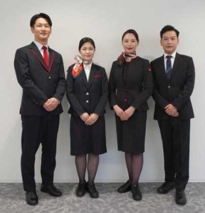 운동화 착용한 일본항공(JAL) 직원들의 모습. 사진=일본항공 보도자료