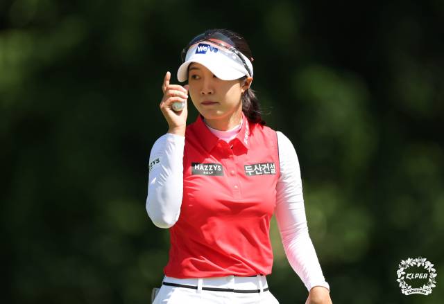 갤러리에게 인사하고 있는 유효주. 사진 제공=KLPGA