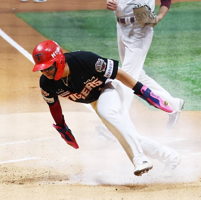 KIA 타이거즈의 공수겸장 유격수 박찬호가 두산 베어스 유니폼을 입을 전망이다. 뉴시스