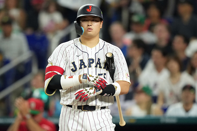 일본 야구대표팀 무라카미 무네타카가 2023 WBC 멕시코전에서 타석 입장을 준비하고 있다. Getty Images코리아