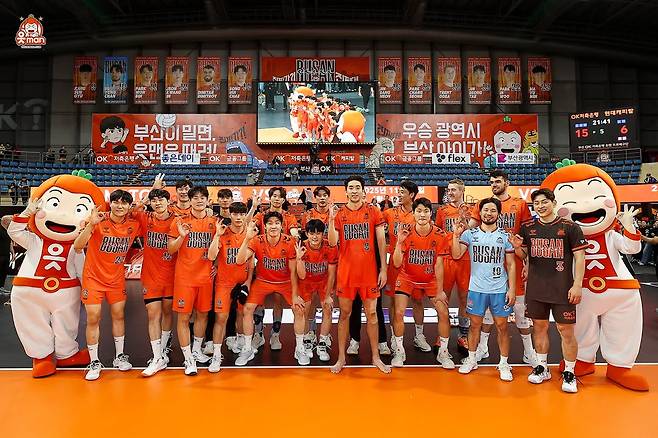 OK저축은행 선수들이 13일 부산 강서실내체육관에서 열린 프로배구 V-리그 2라운드 홈경기 현대캐피탈전 승리로 연고 이전 후 첫 홈경기 승리를 따낸 뒤 기념사진을 촬영하고 있다. /사진=OK저축은행 배구단 SNS 캡처