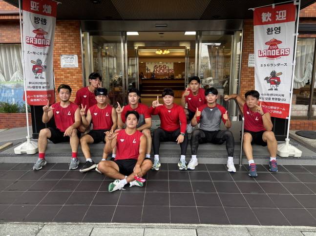 선수단이 러닝 후 함께 기념촬영을 하고 있다. /사진=SSG 랜더스 제공