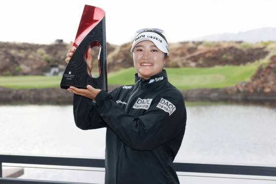 LPGA 블랙 데저트 챔피언십 우승 트로피를 들어올린 유해란 프로