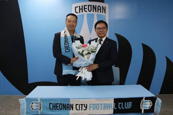 천안시티FC 새 사령탑으로 선임된 박진섭(왼쪽) 감독. /사진=천안시티 제공