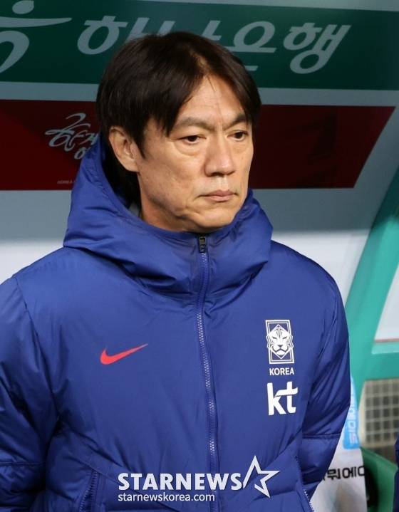 홍명보 감독이 14일 오후 8시 대전월드컵경기장에서 열린 볼리비아와 경기를 지켜보고 있다. /사진=강영조 선임기자