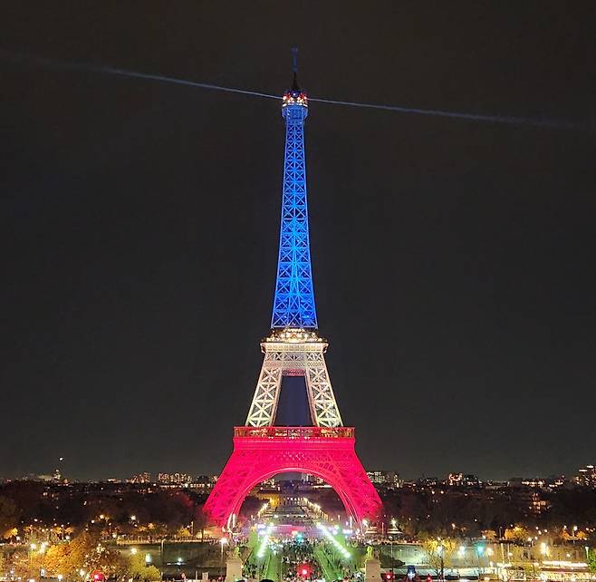 파리 테러 10주기 프랑스 국기색으로 물든 에펠탑 (파리=연합뉴스) 송진원 특파원 = 프랑스 파리 테러 10주기를 맞은 13일(현지시간) 저녁 파리의 상징 에펠탑이 프랑스 국기색으로 물들었다. san@yna.co.kr 2025.11.13