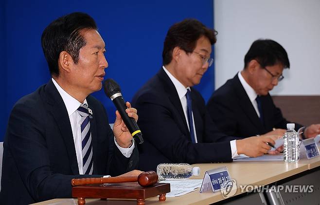 발언하는 정청래 대표 (부산=연합뉴스) 손형주 기자 = 더불어민주당 정청래 대표가 14일 오전 부산 동구 민주당 부산시당에서 열린 부산 현장최고위원회에서 발언하고 있다. 2025.11.14 handbrother@yna.co.kr