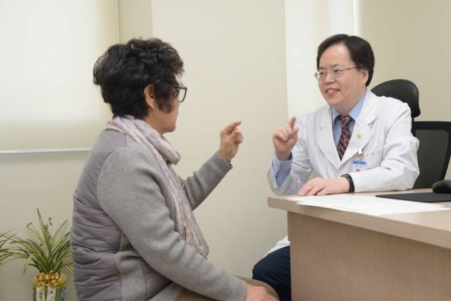 인제대부산백병원 김상진 신경과 교수가 진료실에서 환자를 치료하고 있다. 인제대부산백병원 제공