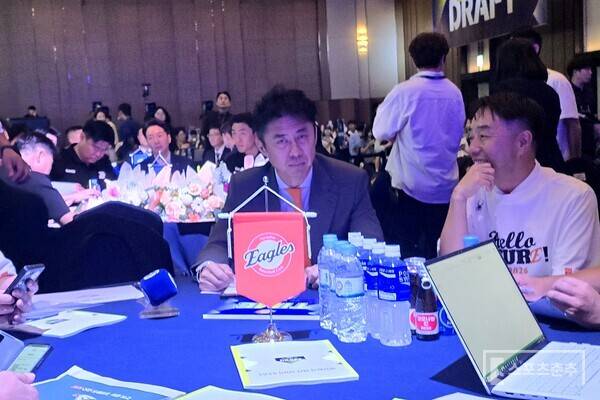 한화 손혁 단장이 2026 신인 드래프트 준비를 하고 있다. (사진=스포츠춘추 황혜정 기자)