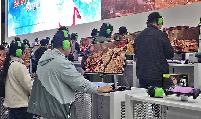 프로젝트 이블베인을 시연 중인 관람객들 (사진=최은상)