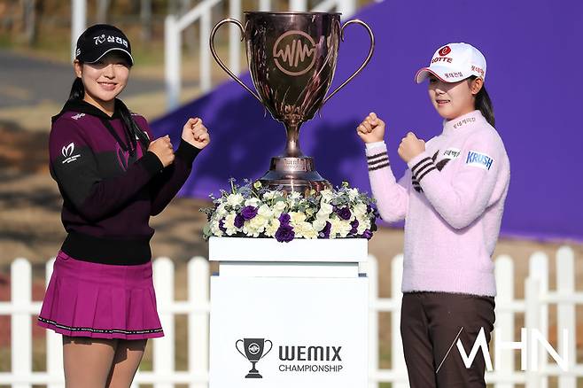 포즈를 취하고 있는 유현조와 황유민