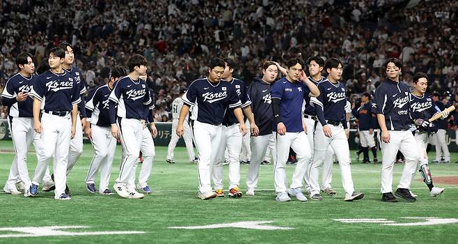 15일 일본 도쿄돔에서 열린 일본과 평가전에서 패한 뒤 아쉬워하는 대한민국 선수들