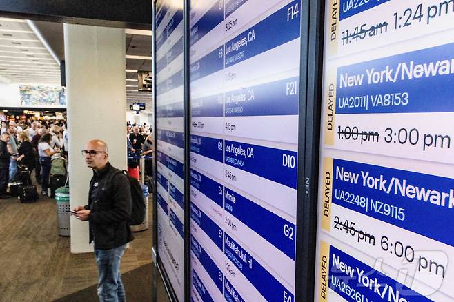6일(현지시간) 미국 캘리포니아주 샌프란시스코 국제공항에서 한 승객이 정부 셧다운(일시 업무 정지)으로 인해 지연된 항공편들을 표시한 화면 옆에 서 있다. 2025. 11. 06. ⓒ 로이터=뉴스1 ⓒ News1 양은하 기자