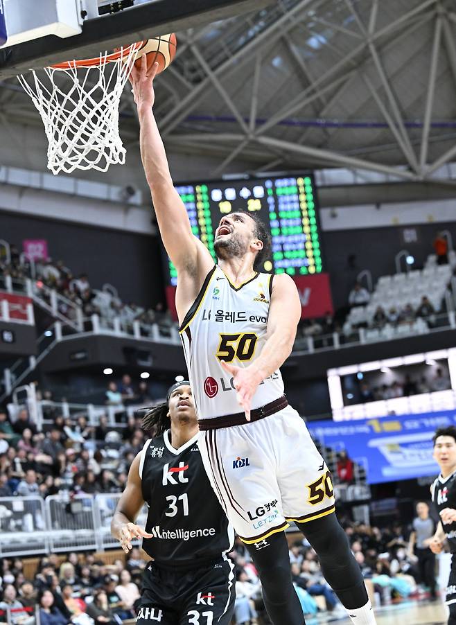 프로농구 LG 마레이가 15일 KT와 경기에서 레이업을 시도하고 있다.(KBL 제공)