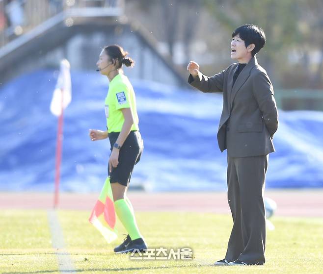 서울시청 유영실 감독이 15일 화천생활체육공원 주경기장에서 열린 2025 WK리그 챔피언결정전 화천 KSPO와 2차전에서 작전지시를 하고 있다. 2025.11.15. 화천 | 최승섭기자 thunder@sportsseoul.com