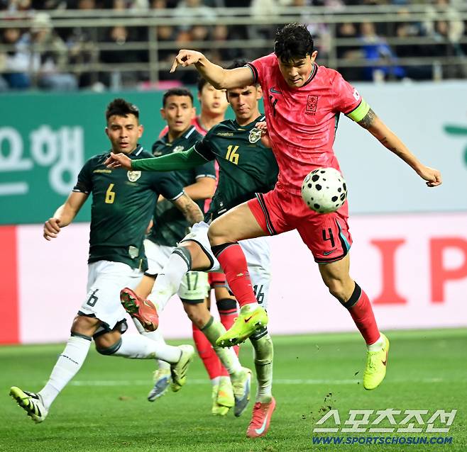 14일 대전월드컵경기장에서 열린 대한민국과 볼리비아의 A매치 평가전. 김민재가 슛팅을 시도하고 있다. 대전=허상욱 기자wook@sportschosun.com/2025.11.14/