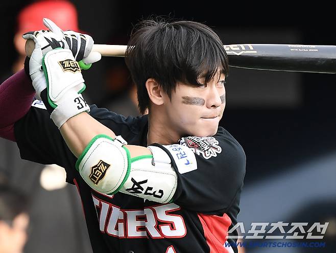 17일 서울 잠실구장에서 열린 KIA-두산전. KIA 박찬호가 대기 타석에서 스윙 연습을 하고 있다. 잠실=정재근 기자 cjg@sportschosun.com/2025.8.17/