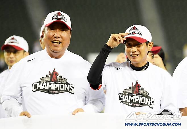 1일 잠실구장에서 정규리그 우승을 확정 지은 LG 트윈스 차명석 단장, 염경엽 감독이 기뻐하고 있다. 잠실=박재만 기자 pjm@sportschosun.com/2025.10.01/