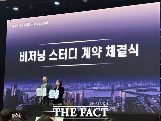 여의도 대교아파트 재건축 조합은 15일 총회를 열고 삼성물산 건설부문을 시공사로 선정했다. 사진은 단지 특화설계를 맡은 건축가 토머스 헤더윅(왼쪽)과 정희선 대교아파트 재건축 조합장이다. /공미나 기자