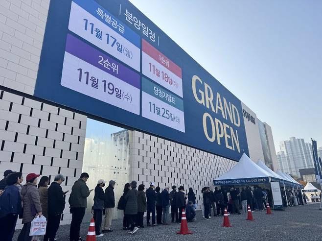 지난 7일 풍무역 도보 2분 거리에 개관한 '풍무역세권 수자인 그라센트 1차' 견본주택 앞. 문 열기 전부터 대기 행렬이 이어졌다. BS한양