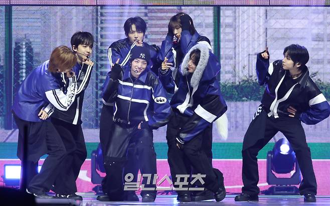 ‘2025 코리아 그랜드 뮤직 어워즈 with iM뱅크’(2025 KGMA) 둘째날 뮤직데이가 15일 오후 인천 영종도 인스파이어 아레나에서 펼쳐졌다. 그룹 아이딧이 공연을 펼치고 있다. KGMA는 한 해 동안 국내외 팬들에게 많은 사랑을 받은 K팝 아티스트와 작품들을 조명해 차별화된 콘텐츠를 선보이는 K팝 축제다. 올해는 KGMA 조직위원회와 크리에이터링, 디오디가 공동 주관하며, 인천광역시와 인천관광공사가 후원한다. 타이틀 스폰서로는 iM뱅크가 함께하며, 협찬사로 피자에땅, 레이블 코퍼레이션, 할리스가 참여한다. 2025 KGMA는 KT ENA가 주관 방송사로 참여하며, 틱톡라이브를 통해 일본, 중국을 제외한 국내 및 글로벌에 생중계된다. 일본에서는 훌루 재팬을 통해 실시간으로 볼 수 있다. 영종도(인천)=KGMA특별취재단/2025.11.15./