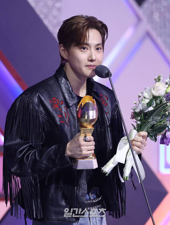 ‘2025 코리아 그랜드 뮤직 어워즈 with iM뱅크’(2025 KGMA) 둘째날 뮤직데이가 15일 오후 인천 영종도 인스파이어 아레나에서 펼쳐졌다. 가수 수호가 '남자 베스트 솔로 아티스트'상을 수상하고 소감을 말하고 있다. KGMA는 한 해 동안 국내외 팬들에게 많은 사랑을 받은 K팝 아티스트와 작품들을 조명해 차별화된 콘텐츠를 선보이는 K팝 축제다. 올해는 KGMA 조직위원회와 크리에이터링, 디오디가 공동 주관하며, 인천광역시와 인천관광공사가 후원한다. 타이틀 스폰서로는 iM뱅크가 함께하며, 협찬사로 피자에땅, 레이블 코퍼레이션, 할리스가 참여한다. 2025 KGMA는 KT ENA가 주관 방송사로 참여하며, 틱톡라이브를 통해 일본, 중국을 제외한 국내 및 글로벌에 생중계된다. 일본에서는 훌루 재팬을 통해 실시간으로 볼 수 있다. 영종도(인천)=KGMA특별취재단/2025.11.15./