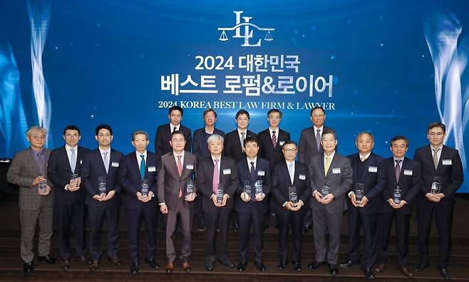 지난해 11월 26일 서울 중림동 한국경제신문사 다산홀에서 열린 2024 한경 베스트로펌&로이어 시상식에서 1부 수상자들이 기념촬영을 하고 있다. 사진=한국경제신문