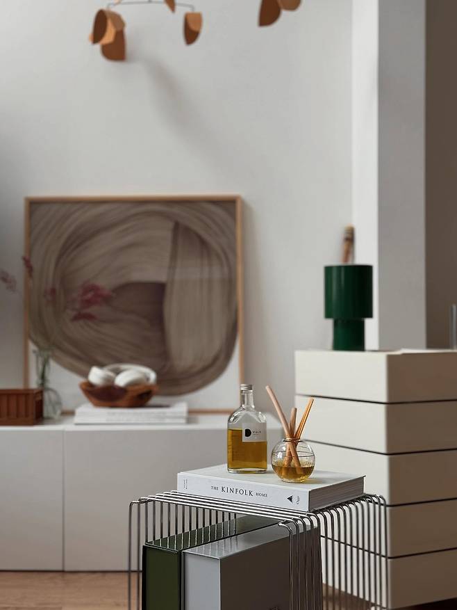 일본 부동산 플랫폼 ‘스모’는 “몇 년 전까지만 해도 한국풍 인테리어는 흰색과 베이지톤, 곡선형 소품, 관엽식물이 중심으로 표현됐다. 근래에는 팝 컬러 포인트, 작은 조명, 부드러운 질감이 더해지며 미묘한 변화가 나타나고 있다”고 분석했다. @k.s_no_ie 제공